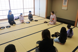 茶道体験の様子(ホームページ委員会撮影) 茶道体験の様子