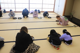 茶道体験の様子(ホームページ委員会撮影) 茶道体験の様子