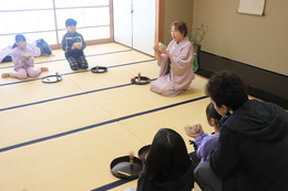茶道体験の様子(ホームページ委員会撮影) 茶道体験の様子