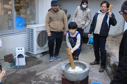 餅つき体験の様子(ホームページ委員会撮影) 餅つき体験の様子