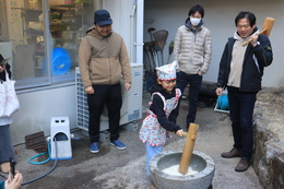 餅つき体験の様子(ホームページ委員会撮影) 餅つき体験の様子