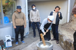 餅つき体験の様子(ホームページ委員会撮影) 餅つき体験の様子