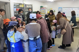 着いたお餅を丸めています(ホームページ委員会撮影) 着いたお餅を丸めています