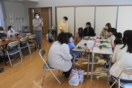 フラワーアレンジメント体験の様子(ホームページ委員会撮影) フラワーアレンジメント体験の様子