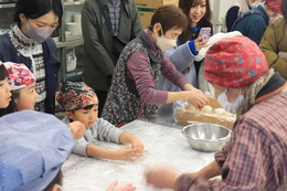 着いたお餅を丸めています(ホームページ委員会撮影) 着いたお餅を丸めています