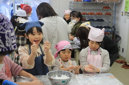 着いたお餅を丸めています(ホームページ委員会撮影) 着いたお餅を丸めています