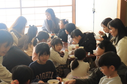 美味しそうに食べていますね(ホームページ委員会撮影) 美味しそうに食べていますね