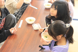 美味しそうに食べていますね(ホームページ委員会撮影) 美味しそうに食べていますね