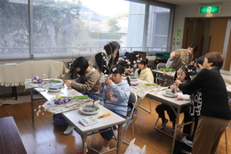 生け花体験の様子(ホームページ委員会撮影) 生け花体験の様子