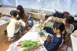 生け花体験の様子(ホームページ委員会撮影) 生け花体験の様子