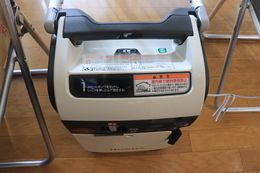 避難所に展示されたカセットボンベの発電機(ホームページ委員会(記録係)撮影) 避難所に展示されたカセットボンベの発電機