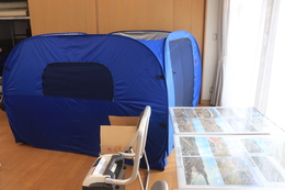 簡易間仕切りの展示(ホームページ委員会(記録係)撮影) 簡易間仕切りの展示