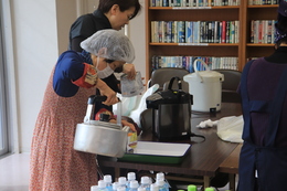 炊き出しが始まりました(ホームページ委員会(記録係)撮影) 炊き出しが始まりました