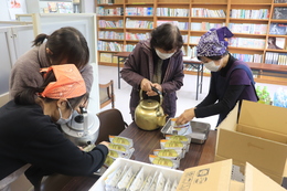 アルファー米にお湯を入れています(ホームページ委員会(記録係)撮影) アルファー米にお湯を入れています