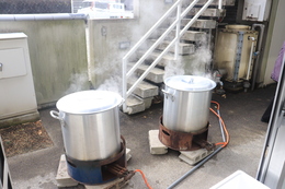 レトルトカレーを温めています(ホームページ委員会(記録係)撮影) レトルトカレーを温めています