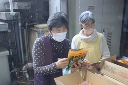 レトルトカレーを温めています(ホームページ委員会(記録係)撮影) レトルトカレーを温めています
