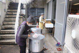 レトルトカレーを温めています(ホームページ委員会(記録係)撮影) レトルトカレーを温めています