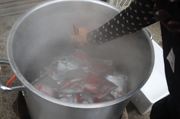 レトルトカレーを温めています(ホームページ委員会(記録係)撮影) レトルトカレーを温めています