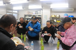 非常食の試食(ホームページ委員会(記録係)撮影) 非常食の試食