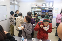 非常食の試食(ホームページ委員会(記録係)撮影) 非常食の試食