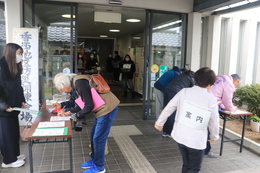 AM9:30避難者の受付が始まりました(ホームページ委員会(記録係)撮影) AM9:30避難者の受付が始まりました
