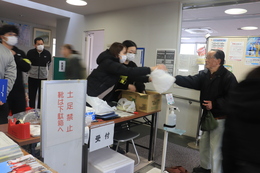記入後受付に提出します(ホームページ委員会(記録係)撮影) 記入後受付に提出します