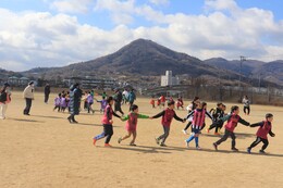 鬼ごっこの様子(ホームページ委員会撮影) 鬼ごっこの様子