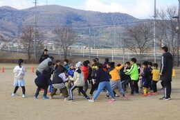 ここからはいろんな鬼ごっこをを楽しむ様子が続きます(ホームページ委員会撮影) ここからはいろんな鬼ごっこをを楽しむ様子が続きます