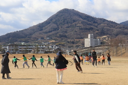 実際にやってみます(ホームページ委員会撮影) 実際にやってみます