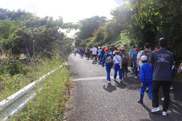 勝賀山香西登山口を目指して出発しました(ホームページ委員会撮影) 勝賀山香西登山口を目指して出発しました