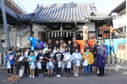 船玉神社で記念撮影(ホームページ委員会撮影) 船玉神社で記念撮影