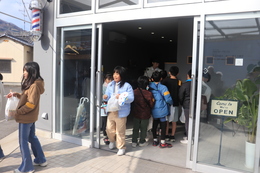 次はHair Salon AKETAさん(ホームページ委員会撮影) 次はHair Salon AKETAさん