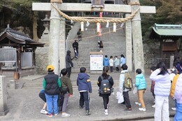 宇佐八幡宮で拝殿迄の駆け上がり競争(ホームページ委員会撮影) 宇佐八幡宮で拝殿迄の駆け上がり競争