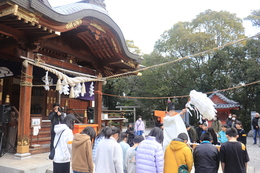 拝殿前で神事に参加した後は(ホームページ委員会撮影) 拝殿前で神事に参加した後は