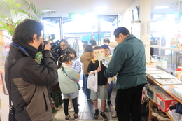 コミセンでの「おんのまいいた〜」(ホームページ委員会撮影) コミセンでの「おんのまいいた〜」