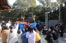 鬼に豆をなげています(ホームページ委員会撮影) 鬼に豆をなげています