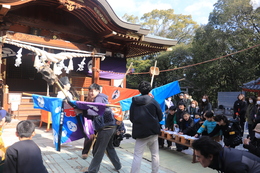 鬼に豆をなげています(ホームページ委員会撮影) 鬼に豆をなげています