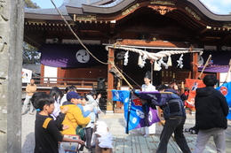 鬼に豆をなげています(ホームページ委員会撮影) 鬼に豆をなげています