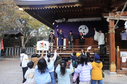 次は豆やお菓子をキャッチしています(ホームページ委員会撮影) 次は豆やお菓子をキャッチしています