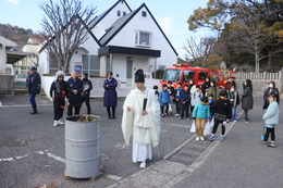 消防団も見守ります(ホームページ委員会撮影) 消防団も見守ります