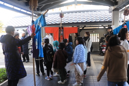 コミセンを出発です(ホームページ委員会撮影) コミセンを出発です