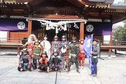 拝殿前でパシャリ(ホームページ委員会撮影) 拝殿前でパシャリ