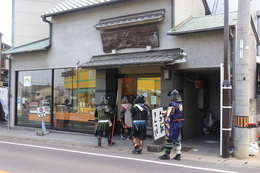 途中菓匠芝山に寄って(ホームページ委員会撮影) 途中菓匠芝山に寄って