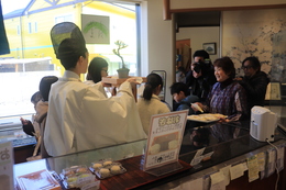 鬼の面を被ってお菓子を頂いています 鬼の面を被ってお菓子を頂いています