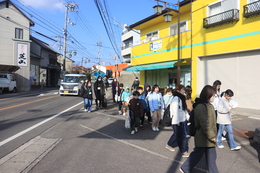 次の目的地に向かいます(ホームページ委員会撮影) 次の目的地に向かいます