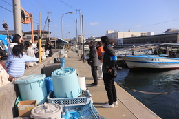 漁師さんから採れたての海苔を頂きました(ホームページ委員会撮影) 漁師さんから採れたての海苔を頂きました