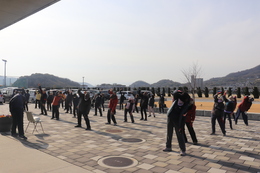 ラジオ体操とストレッチ(ホームページ委員会撮影) ラジオ体操とストレッチ