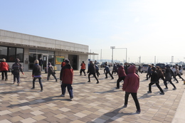 ラジオ体操とストレッチ(ホームページ委員会撮影) ラジオ体操とストレッチ