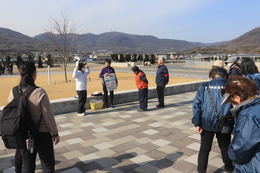 ウオーキング姿勢と歩幅チェック(ホームページ委員会撮影) ウオーキング姿勢と歩幅チェック