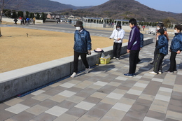 ウオーキング姿勢と歩幅チェック(ホームページ委員会撮影) ウオーキング姿勢と歩幅チェック